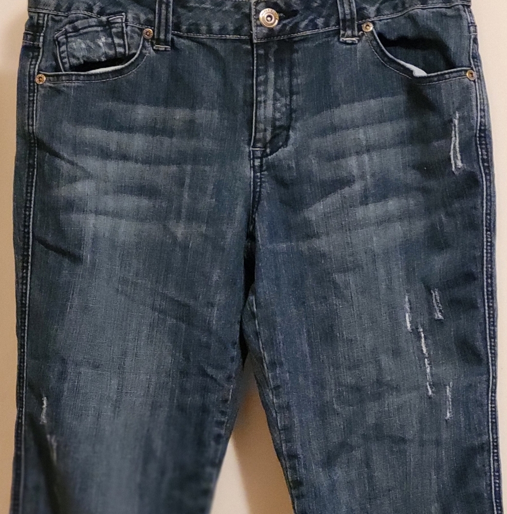 Christina Zinn Capri Jeans with Distressing Size 8 .